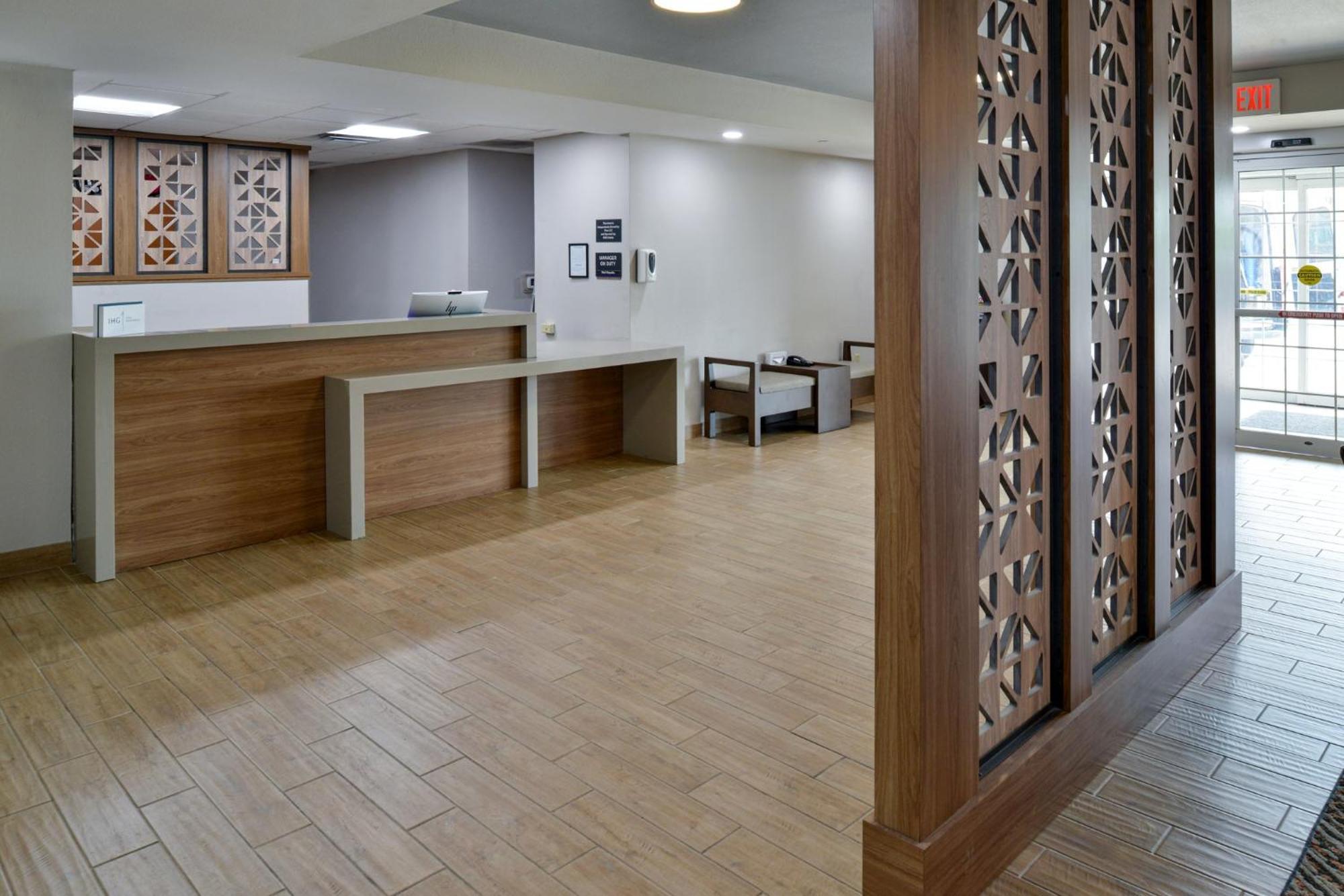 Candlewood Kansas Northeast By Ihg 2*
