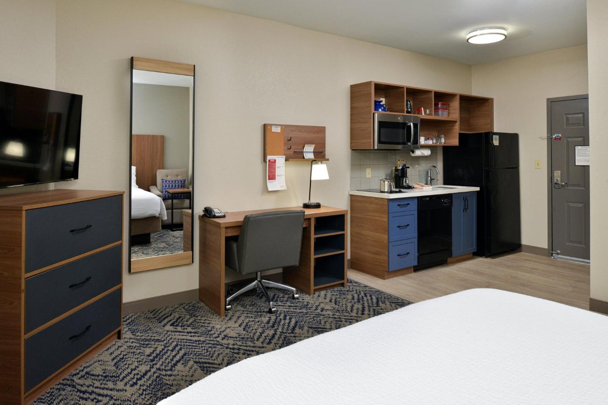 Candlewood Kansas Northeast By Ihg 2*